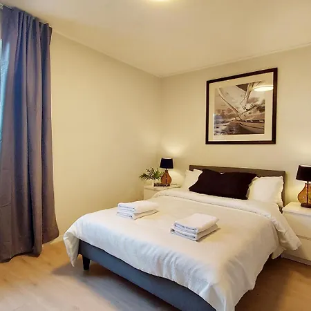 Saneha Homes - Large 4 Room, 8 Guests Apartment