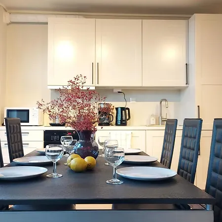 Saneha Homes - Large 4 Room, 8 Guests アパート